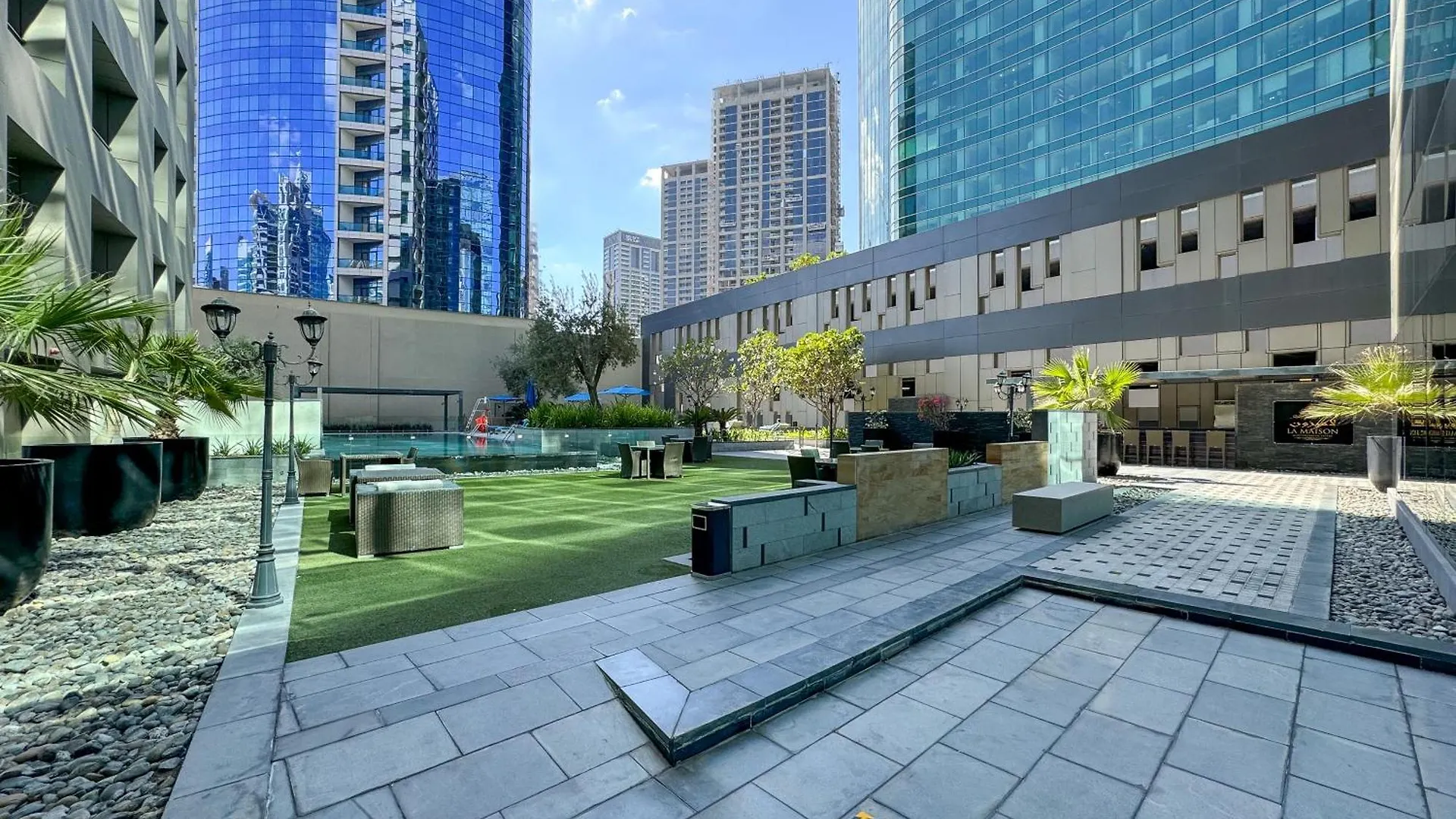 Discover Urban Chic Apartment -Vibrant City Life Dubai