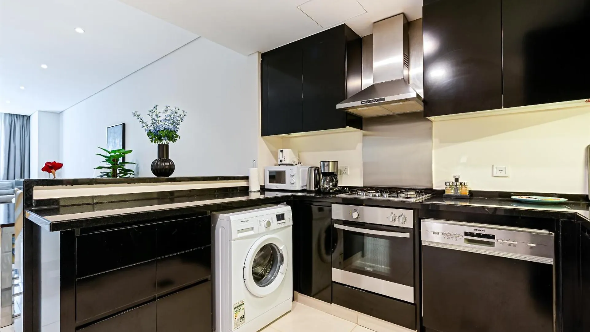 Discover Urban Chic Apartment -Vibrant City Life Dubai