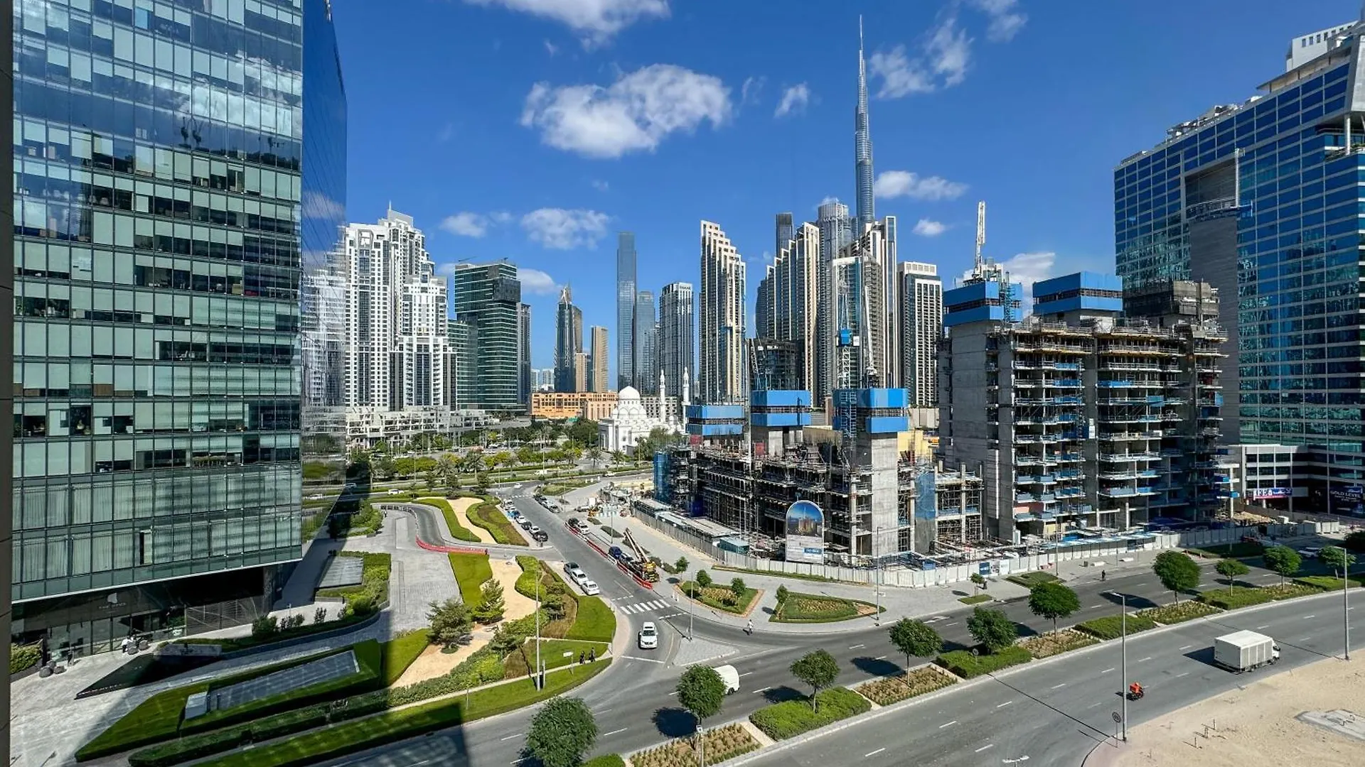Discover Urban Chic Apartment -Vibrant City Life Dubai 0*,