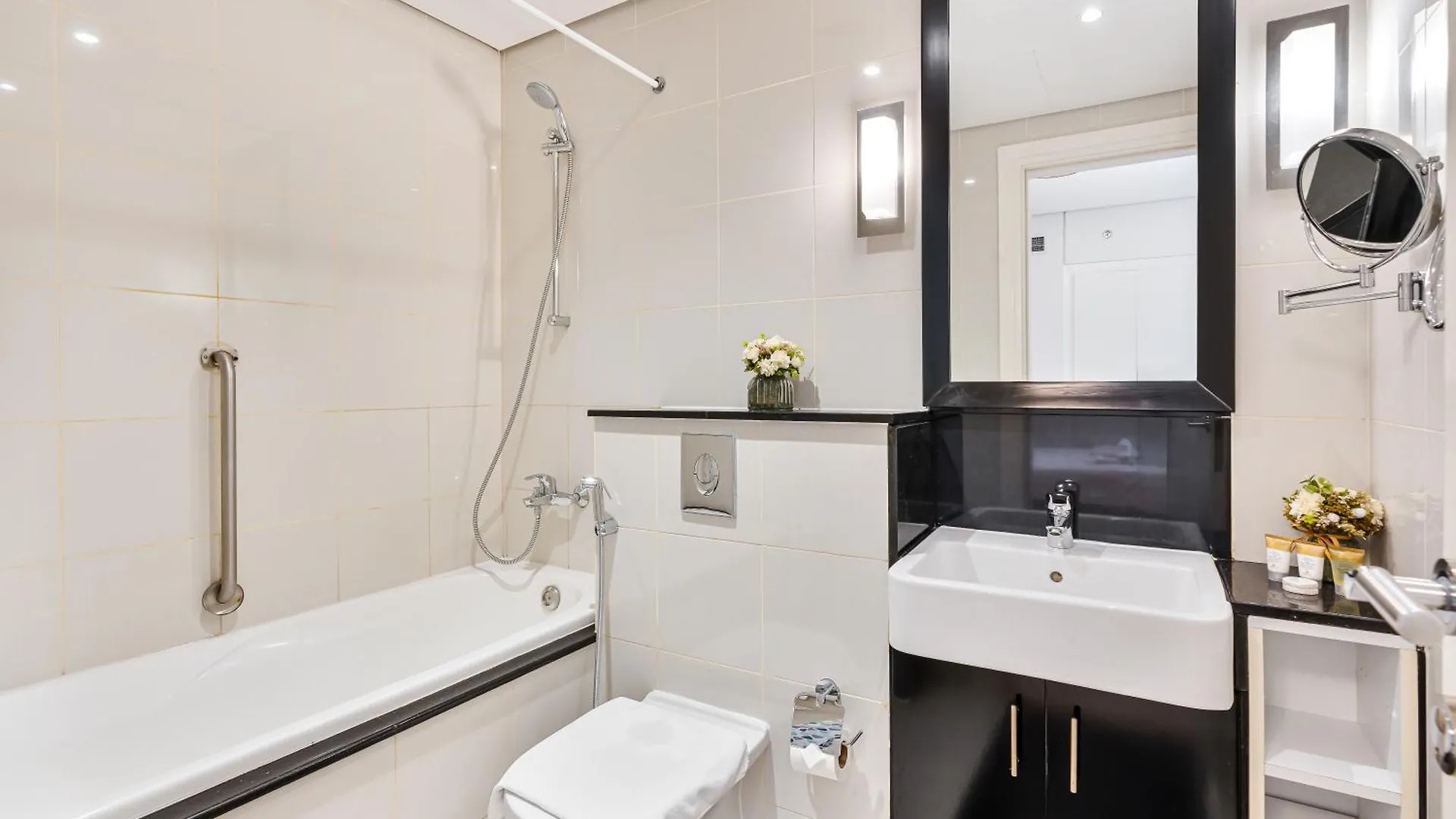 Discover Urban Chic Apartment -Vibrant City Life Dubai 0*,