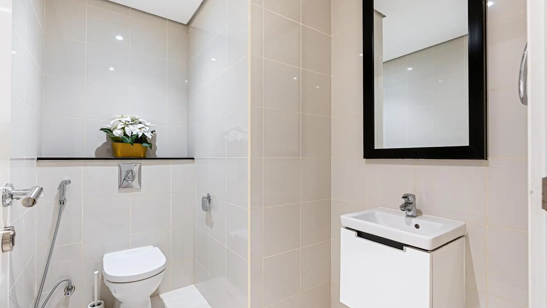 Discover Urban Chic Apartment -Vibrant City Life Dubai