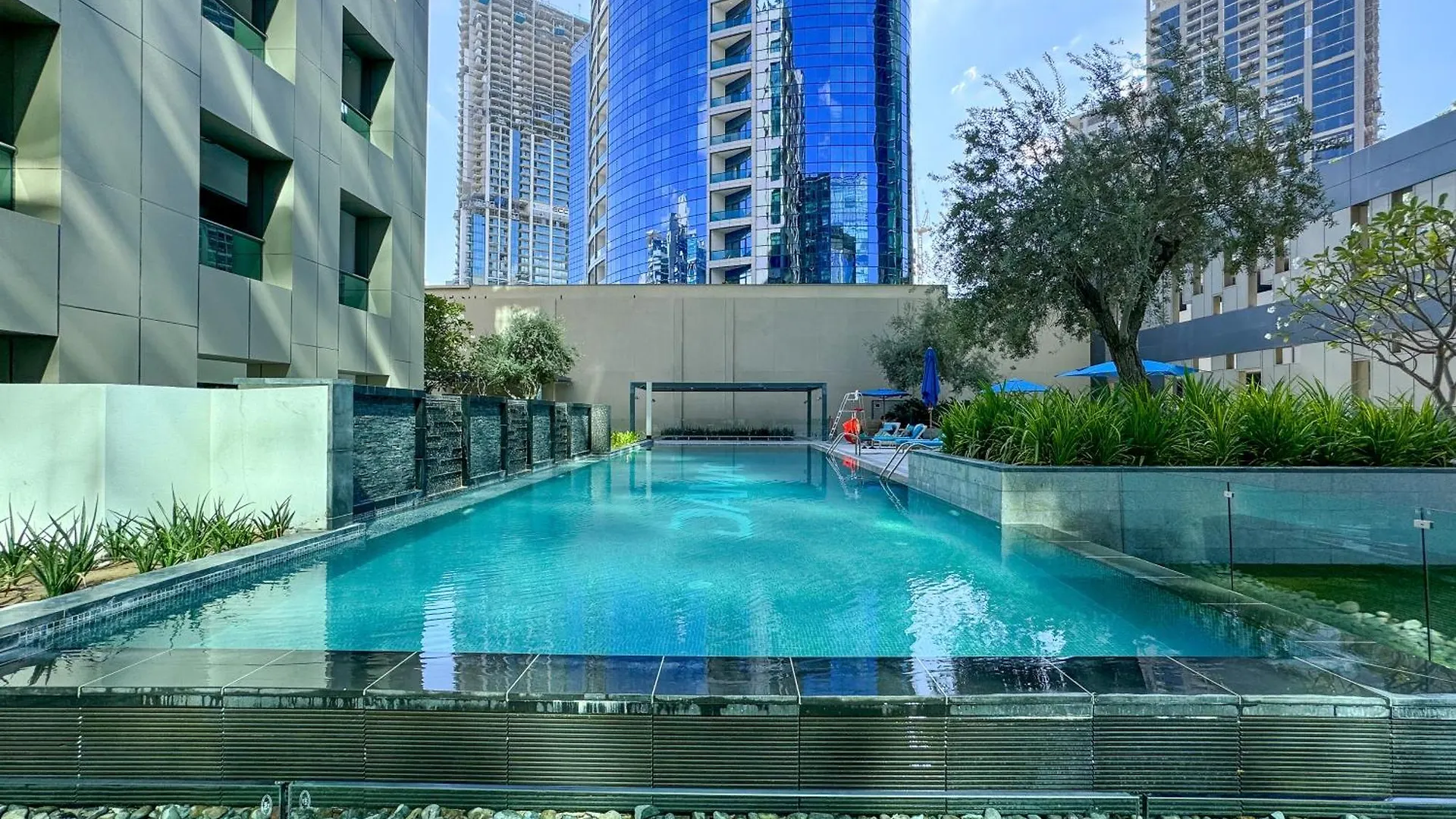 Discover Urban Chic Apartment -Vibrant City Life Dubai 0*,